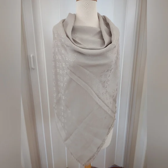 Louis Vuitton Monogram Chale Shawl - Picture 8 of 9